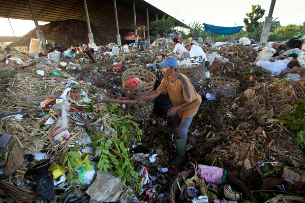 BALI, INDONESIA 11 DE ABRIL: Pobres de la isla de Java que trabajan en un desguace en el vertedero el 11 de abril de 2012 en Bali, Indonesia. Bali produce diariamente 10.000 metros cúbicos de residuos . —  Fotos de Stock